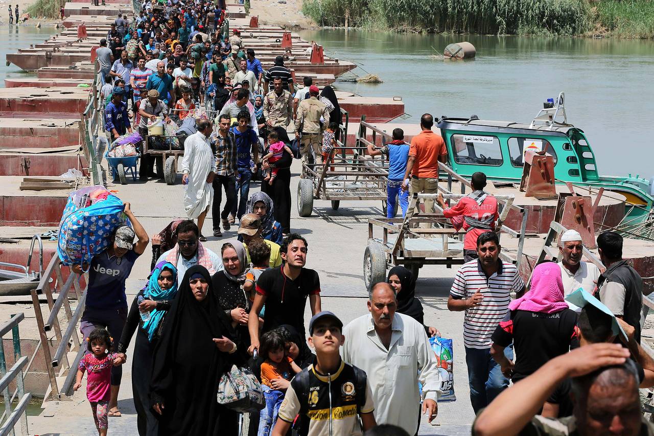 Displaced Iraqis from Ramadi cross a bridge