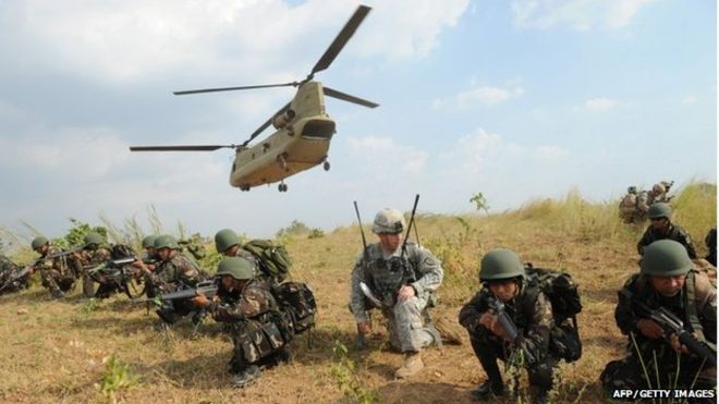 The US takes part in an exercise with Philippine soldiers