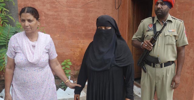 Amritsar, India 31 July 2015:   Pakistani National Chanda Khan who has been booked by police after no travel document was found from her    at Government Railway Police (GRP) Station in  Amritsar on Friday.  July 31 2015 (Photo by  Sameer Sehgal  / Hindustan Times)